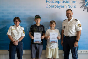 INGOLSTADT - 👏 Zwei Schüler zeigen Zivilcourage: Retten Jungen vor Lebensgefahr (06.08.2025) – Polizei ehrt junge Helden mit Urkunde und Kinogutschein. 🎬