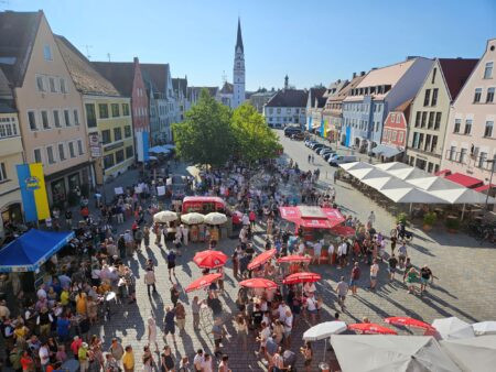 PFAFFENHOFEN AN DER ILM - 🍺 Öffentliche Bierprobe vor dem Rathaus am 27.08.2025: Festbier, Musik und limitierter Volksfestkrug mit Plakatmotiv – jetzt probieren und kaufen! 🎶