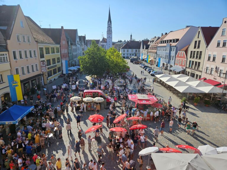 PFAFFENHOFEN AN DER ILM - 🍺 Öffentliche Bierprobe vor dem Rathaus am 27.08.2025: Festbier, Musik und limitierter Volksfestkrug mit Plakatmotiv – jetzt probieren und kaufen! 🎶