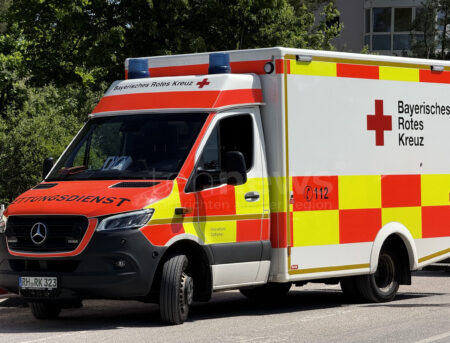LENTING - 🏍️ Motorradfahrer bei Unfall am Montag (18.08.2025) zwischen Postautos eingeklemmt – fünf Fahrzeuge beschädigt, 50.000 Euro Schaden. 🚑