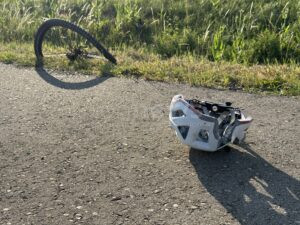 STEINBACH AM WALD - 🚴‍♀️ Radfahrerin (53) nach Sturz am Dienstag (19.08.2025) schwer verletzt! E-Bike rutscht auf Splitt weg - Hubschrauber-Einsatz! 🚁