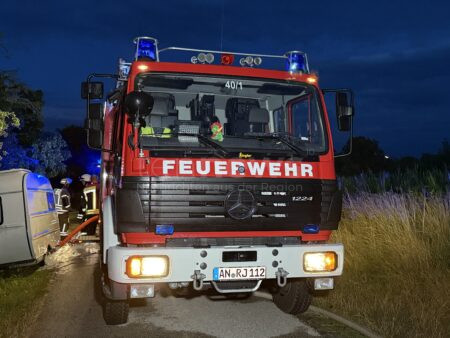 WINDORF - 🔥 Fahrzeugbrand am Samstag (09.08.2025) auf A94! BMW aus Ungarn gerät in Flammen - Feuerwehr verhindert Vollbrand! 🚒