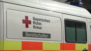 DACHAU - 🚗 Smart kracht am Samstag (16.08.2025) frontal in Bankfiliale! Frau verwechselt Pedale - 85.000 Euro Schaden! 💥