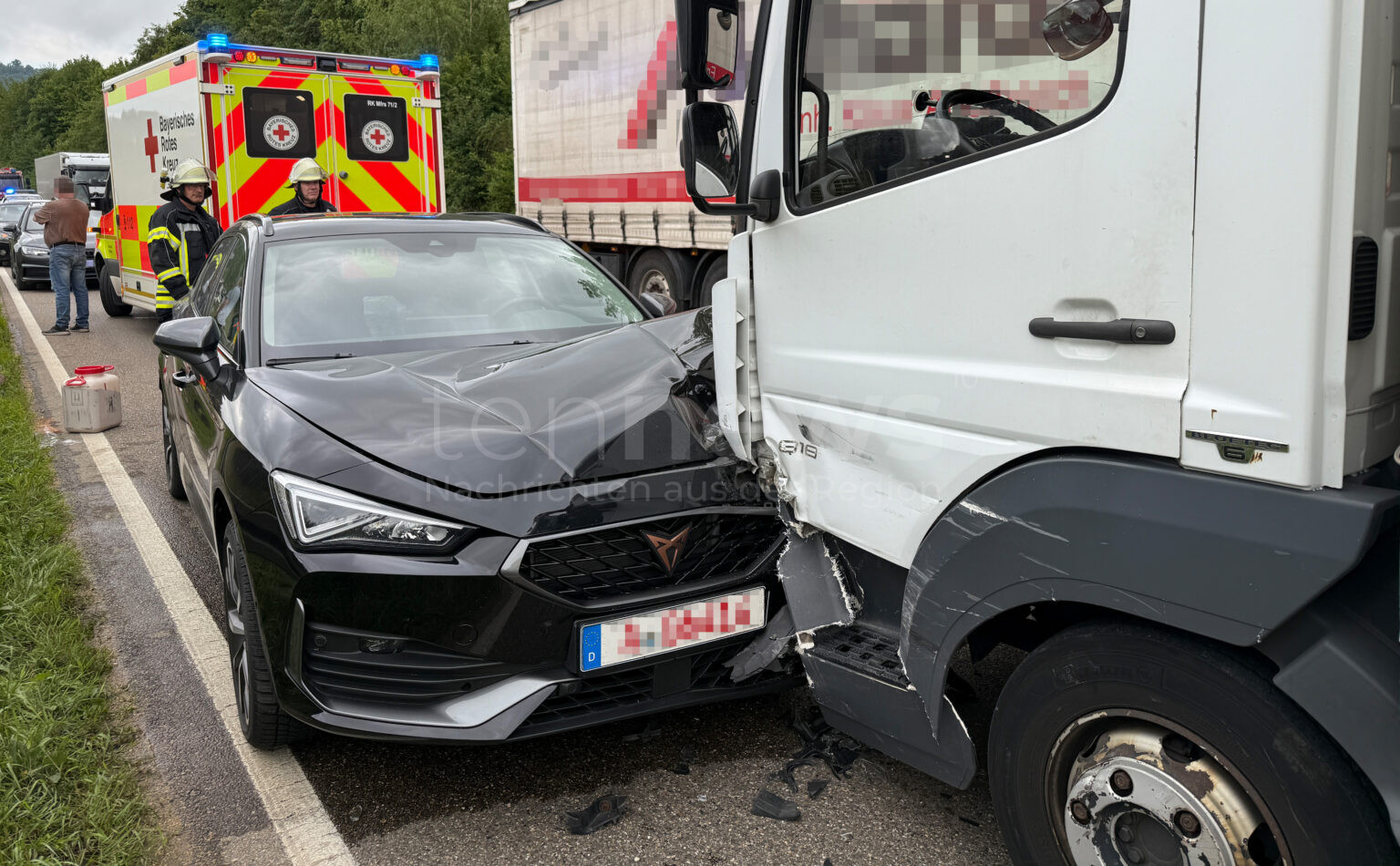 WEISSENBURG - 🚛 Schwerer Unfall auf B2 am Montag (04.08.2025)! Laster gerät in Gegenverkehr und kollidiert mit zwei Autos - zwei Personen leicht verletzt! 🍀