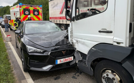 WEISSENBURG - 🚛 Schwerer Unfall auf B2 am Montag (04.08.2025)! Laster gerät in Gegenverkehr und kollidiert mit zwei Autos - zwei Personen leicht verletzt! 🍀