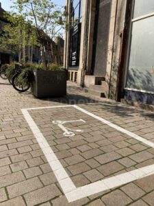 FÜRTH - 🛴 Neues Abstellkonzept für E-Scooter: Sammelparkplätze im Zentrum, markierte Flächen und klare Regeln für mehr Ordnung! 🚦