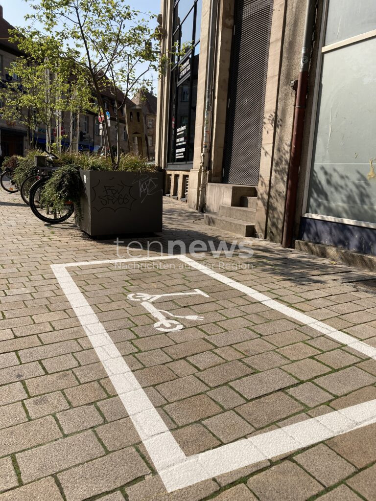 FÜRTH - 🛴 Neues Abstellkonzept für E-Scooter: Sammelparkplätze im Zentrum, markierte Flächen und klare Regeln für mehr Ordnung! 🚦