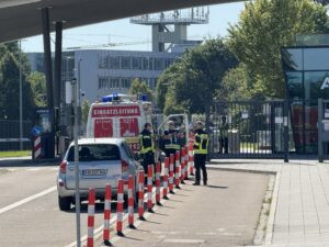 MANCHING - 📦 Mysteriöses Paket löst Großeinsatz am Freitag (09.08.2025) aus! Unbekannter Lieferant wirft Sendung über Airbus-Sicherheitszaun! 🚁