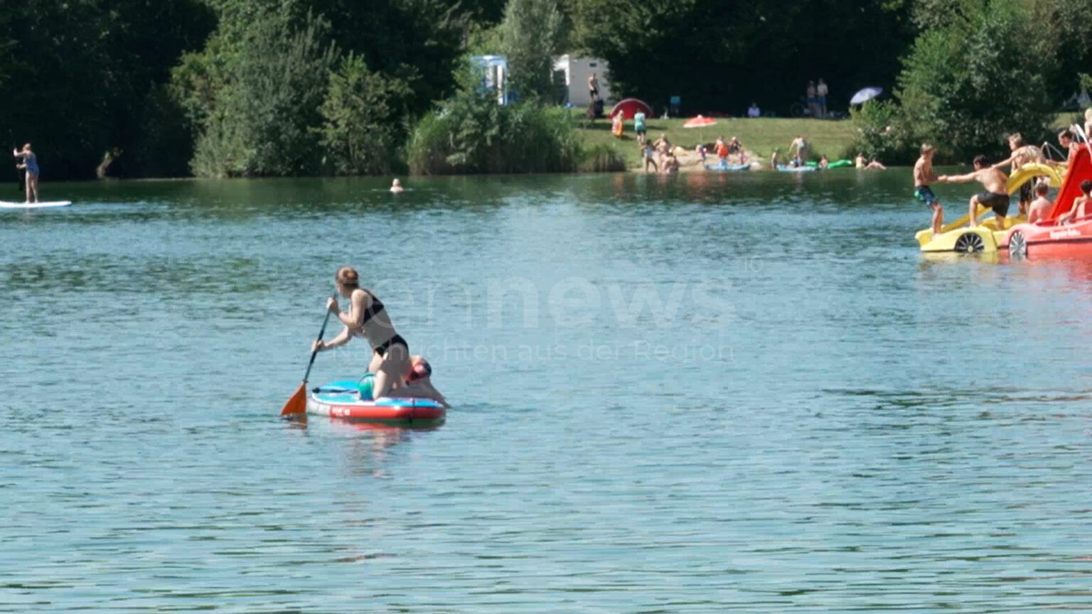 KINDING - 🏊 Über 30 Grad am Kratzmühlsee: Wasserwacht warnt vor Badeunfällen – langsam abkühlen, Sonnenschutz nutzen und Risiken vermeiden! 🌞