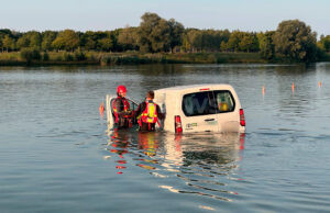 MÜNCHEN - 🏊 Zivilcourage am Riemer See am Mittwochmorgen (13.08.2025)! Schwimmer retten Mann (30) aus sinkendem Kleintransporter! 🚁