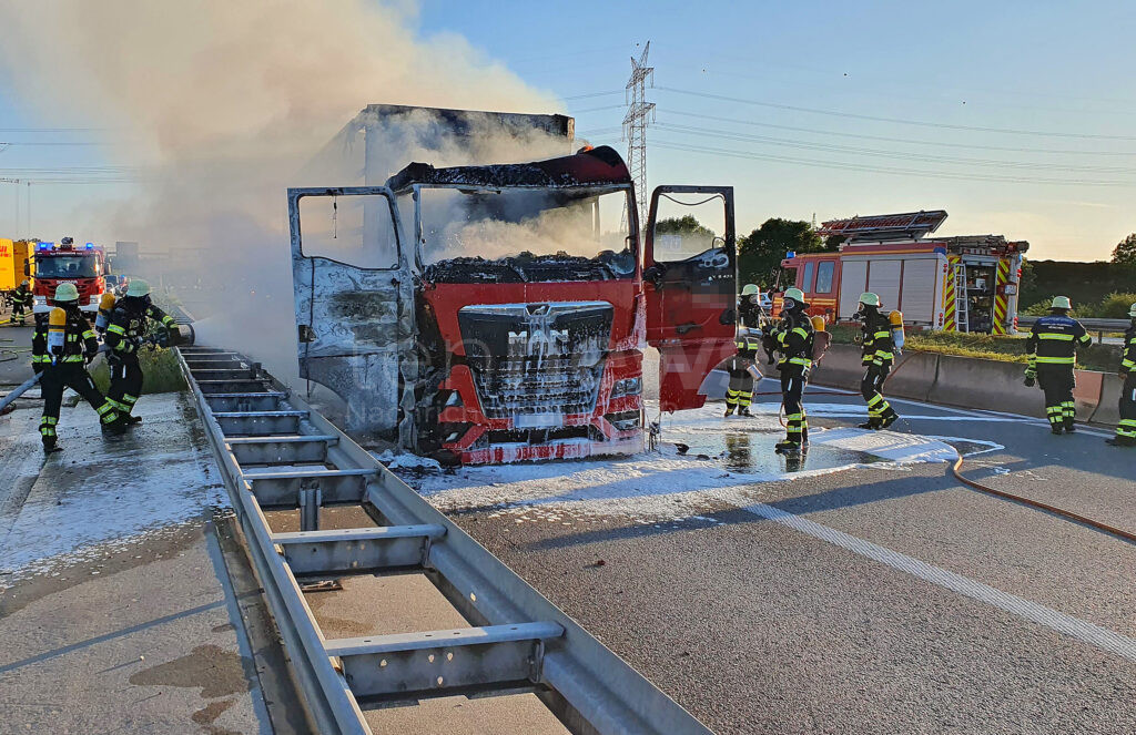 MÜNCHEN - 🔥 Lastwagen-Brand legt A99 am Dienstag (19.08.2025) lahm! Sattelzug brennt - Hauptfahrbahn bleibt auch am Mittwoch gesperrt! 🚛
