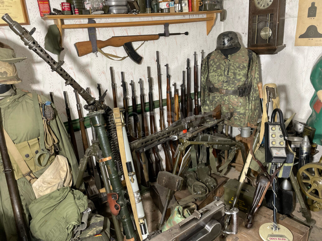 ASCHAFFENBURG - 🔫 Kriegswaffen am Donnerstag (31.07.2025) gegen 12 Uhr entdeckt! Routine-Kontrolle deckt verbotene Sammlung auf! 🚨