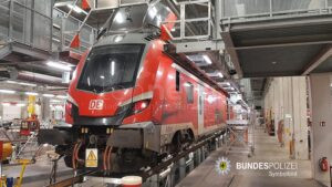 MÜNCHEN - ⚡ Arbeitsunfall im DB-Betriebswerk am Dienstag (12.08.2025)! Elektroniker (52) erleidet 1.000 Volt-Stromschlag bei Wartungsarbeiten! 🚑