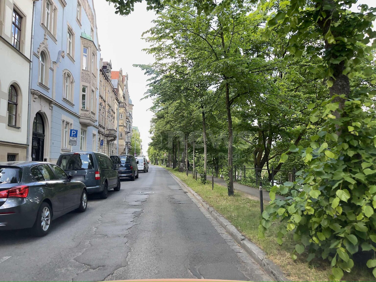 BAMBERG - 🚧 Fahrbahnsanierung am Heinrichsdamm ab Montag (04.08.2025): Vollsperrung bis 19. August, Umleitungen und geänderter Busverkehr! 🚌