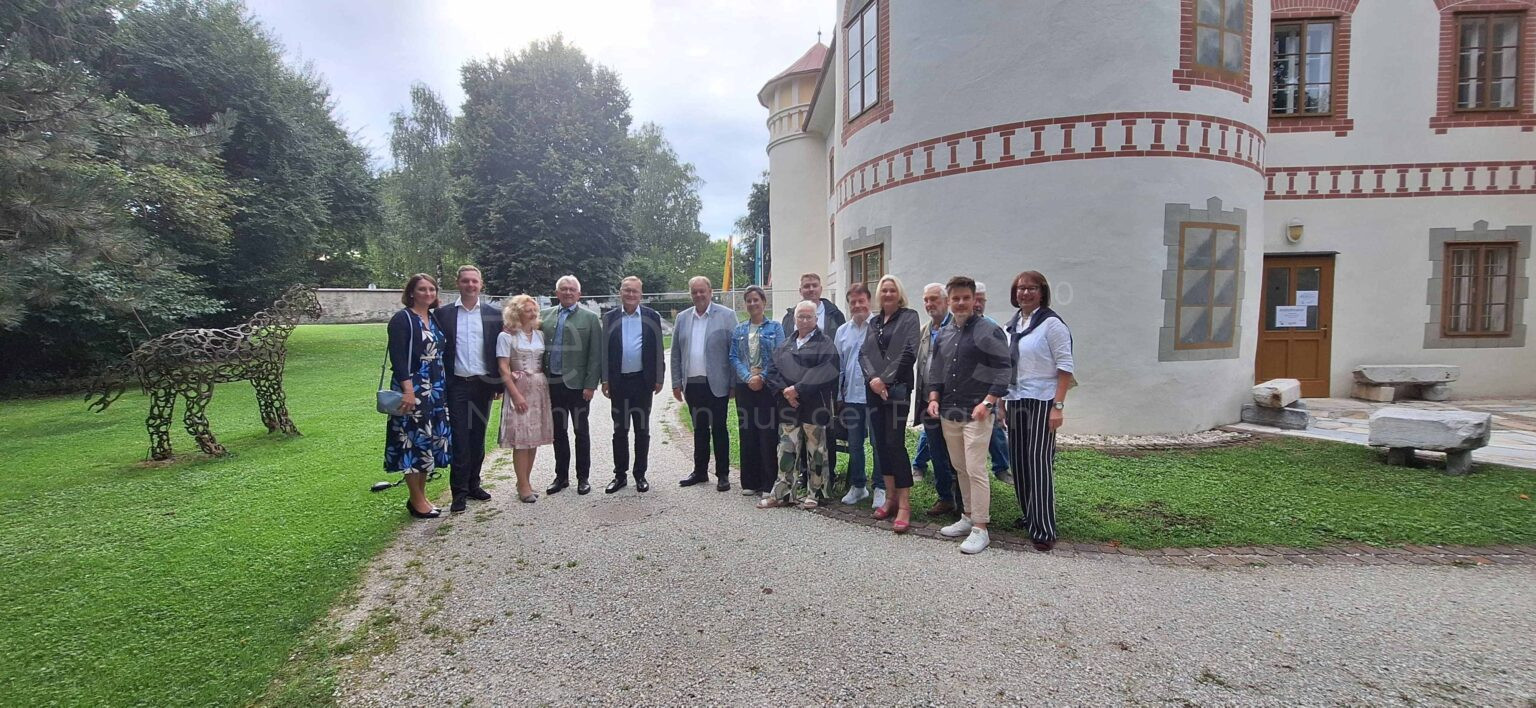BAMBERG - 🎉 Bamberger beim 80. Villacher Kirchtag! OB Starke und Delegation marschieren mit 2.000 Teilnehmern im Trachtenzug! 🚒