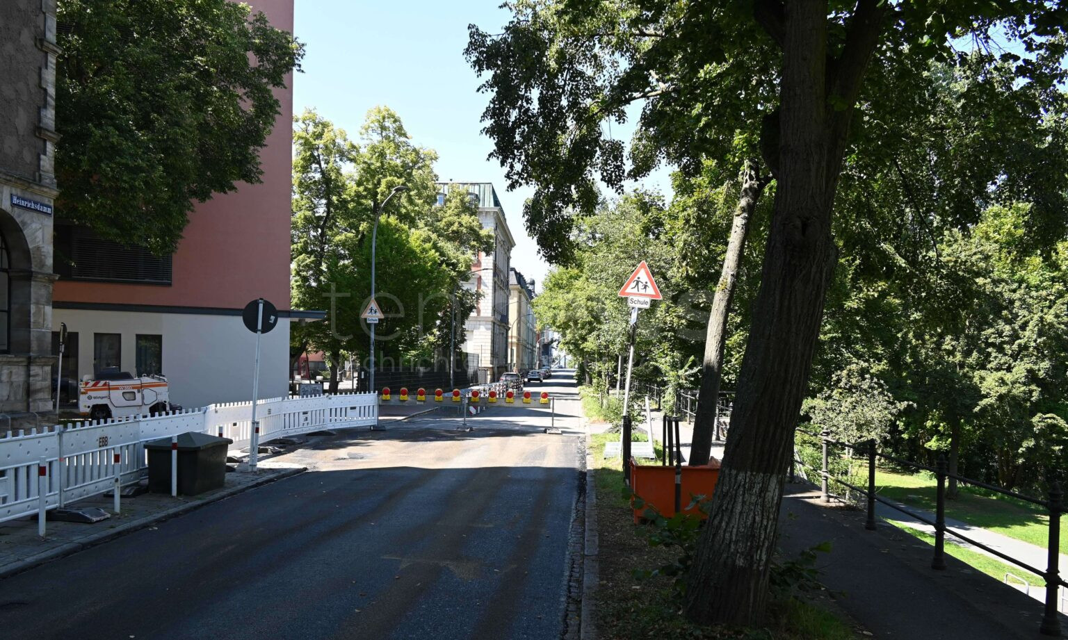 BAMBERG - 🚧 Fahrbahnsanierung am Heinrichsdamm: Sperrung von Montag (01.09.2025) bis Montag (15.09.2025), Umleitungen für Autos, Busse und Radverkehr – Gehwege bleiben frei! 🛣️