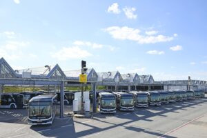 MÜNCHEN - ⚡ Flughafen München eröffnet eBusdepot! 37 Ladepunkte und 4.000 Tonnen CO₂-Einsparung geplant! 🌱