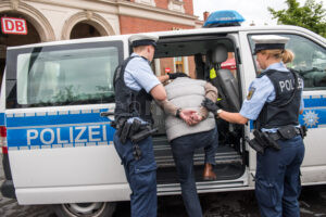 MÜNCHEN - 🚔 Schleuserbande am Mittwoch (06.08.2025) zerschlagen! Fünf Festnahmen nach millionenschwerem Geschäft mit 500 Migranten! 💰