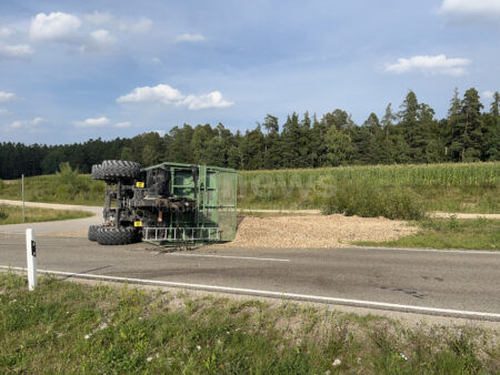 PETERSAURACH - 🚜 Traktor kippt am Samstag (16.08.2025) um! 30 Kubikmeter Hackschnitzel landen auf der Fahrbahn - Straße für eine Stunde gesperrt! 🌳