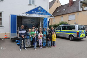 AICHACH - 👮‍♂️ 140 Kinder erlebten Polizei-Ferienprogramm hautnah! Echte Zelle und Fingerabdrücke sorgten für unvergessliche Momente! 🚔