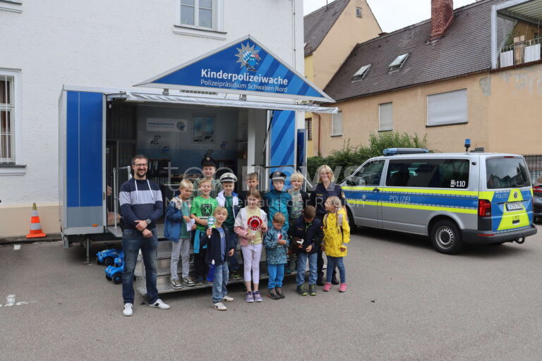 AICHACH - 👮‍♂ 140 Kinder erlebten Polizei-Ferienprogramm hautnah! Echte Zelle und Fingerabdrücke sorgten für unvergessliche Momente! 🚔