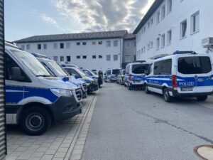 DEGGENDORF - 🏢 Großkontrolle in ANKER-Einrichtungen am Mittwoch (06.08.2025)! Regierung prüft vier Zentren - zwei Personen mit Haftbefehl festgestellt! 🚔