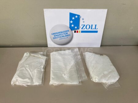 FURTH IM WALD - 💊 Zoll stellt über 3 Kilo Amphetamin auf A3 sicher! Zwei Österreicher mit Drogen unter Fußmatte erwischt! 🚔