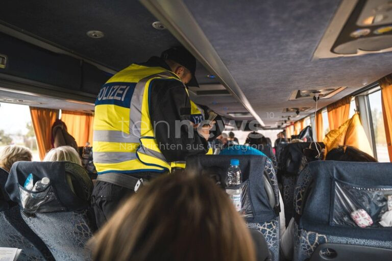 KIEFERSFELDEN - 🚌 Festnahme in Reisebus am Sonntag (03.08.2025) und Freitag! Bundespolizei fasst gesuchte Rumänin und Vietnamesin - Ersatzfreiheitsstrafe! 🚨