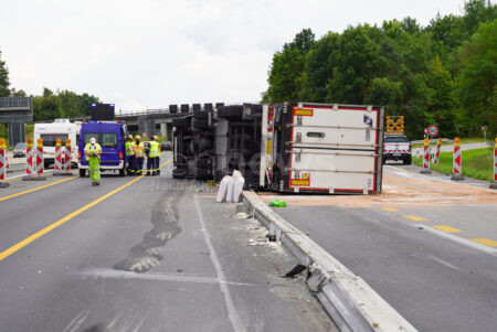 A9 BEI FEUCHT - 🚛 Schwerer Unfall auf A9 am Samstag (02.08.2025) behindert Reiseverkehr! Truck mit Fleisch kippt um und zerstört 300 Meter Leitplanken! ⚠️