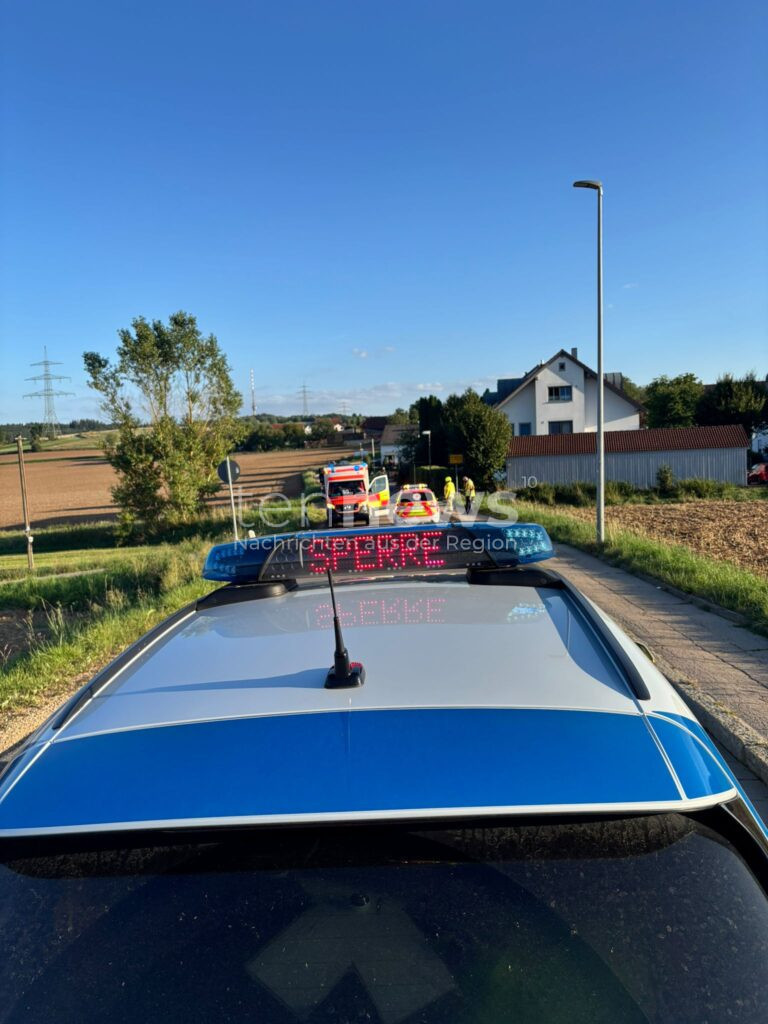 WENZENBACH - 🚴 Notfallpass sichert am Sonntag (17.08.2025) nach Rennradunfall wertvolle Zeit! Tuch verfängt sich in Vorderrad - Radler stürzt schwer! 📱