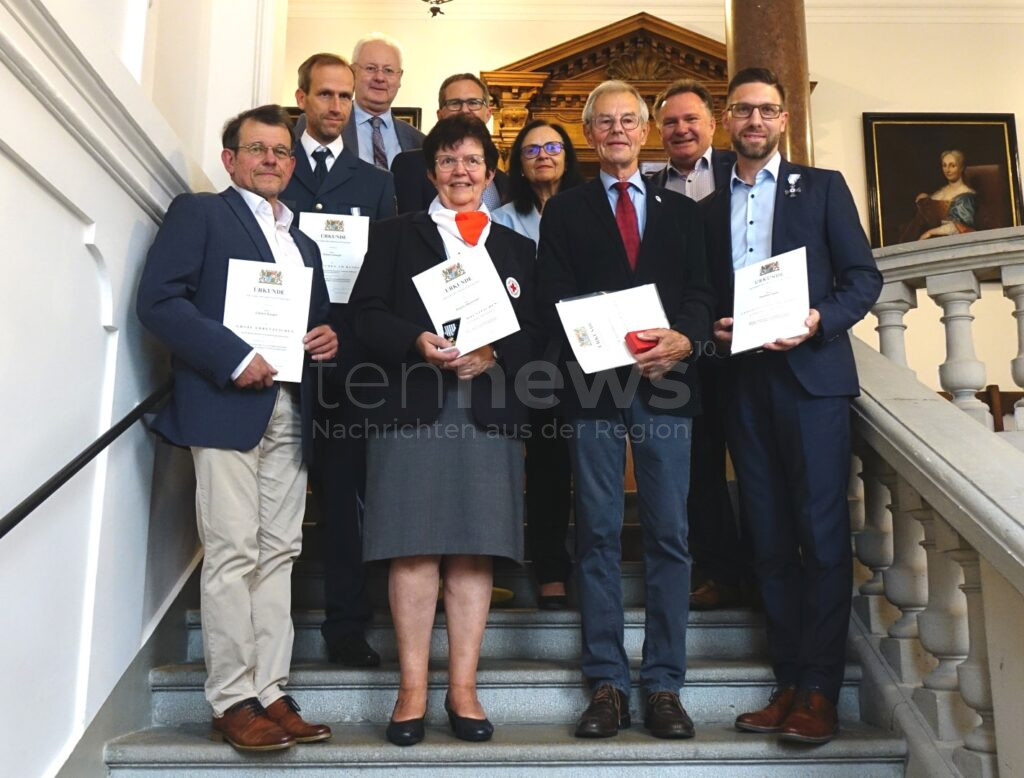 KAUFBEUREN - 🏅 Ehrenzeichen am Donnerstag (31.07.2025): Oberbürgermeister ehrt langjährige Mitglieder von BRK, DLRG und THW im Rathaus! 🤝