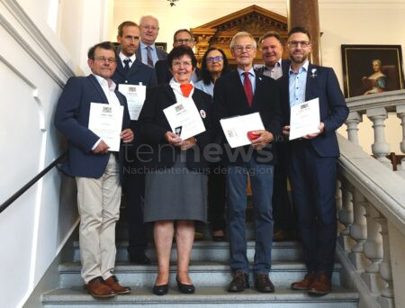 KAUFBEUREN - 🏅 Ehrenzeichen am Donnerstag (31.07.2025): Oberbürgermeister ehrt langjährige Mitglieder von BRK, DLRG und THW im Rathaus! 🤝