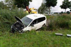 PÖRNBACH - 🌧️ Schwerer Unfall durch Aquaplaning am Freitag (02.08.2025)! VW mit fünf Insassen rutscht von Fahrbahn - vier Verletzte! 🚑