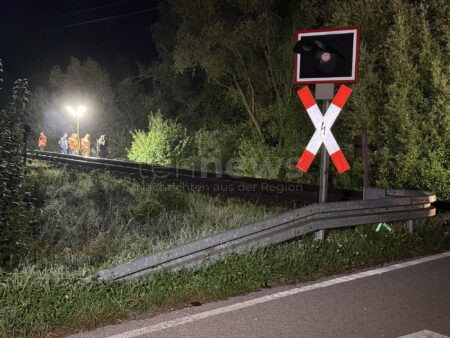 LINDAH BEI MANCHING - 🚨 Unbeschrankter Bahnübergang wird zur Todesfalle: Zwei 23-Jährige sterben am Samstag (16.08.2025) nach Zusammenstoß mit Regionalbahn. 🚆