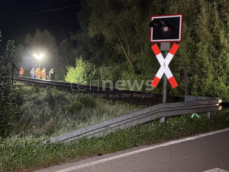 LINDAH BEI MANCHING - 🚨 Unbeschrankter Bahnübergang wird zur Todesfalle: Zwei 23-Jährige sterben am Samstag (16.08.2025) nach Zusammenstoß mit Regionalbahn. 🚆
