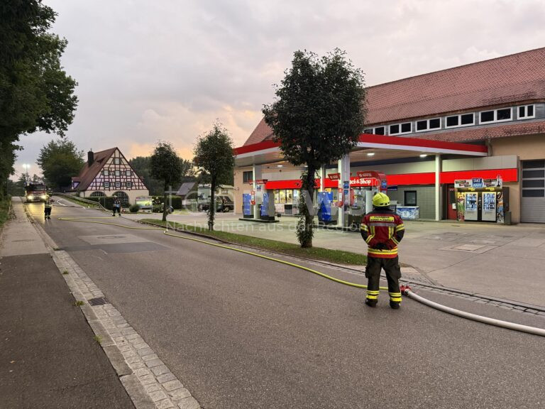 PLEINFELD - 🚨 Gasaustritt an Tankstelle am Samstag (16.08.2025): Wohnmobilfahrer überfüllt Gastank, Feuerwehr sperrt ab – keine Verletzten. 🛑