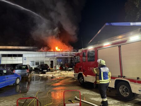 ANSBACH - 🔥 Großbrand im Autohaus am Dienstag (19.08.2025)! Schweißarbeiten lösen Feuerinferno aus - 250.000 Euro Schaden! 🚒