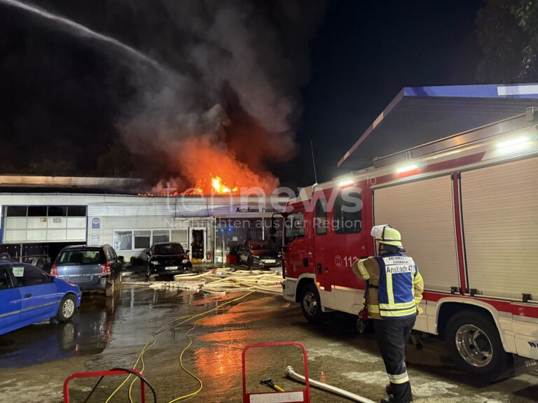 ANSBACH - 🔥 Großbrand im Autohaus am Dienstag (19.08.2025)! Schweißarbeiten lösen Feuerinferno aus - 250.000 Euro Schaden! 🚒