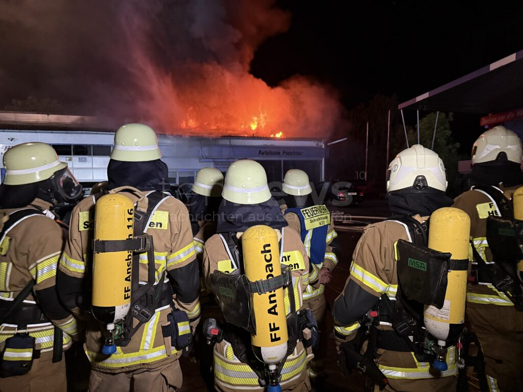 ANSBACH - 🔥 Großbrand im Autohaus am Dienstag (19.08.2025)! Schweißarbeiten lösen Feuerinferno aus - 250.000 Euro Schaden! 🚒