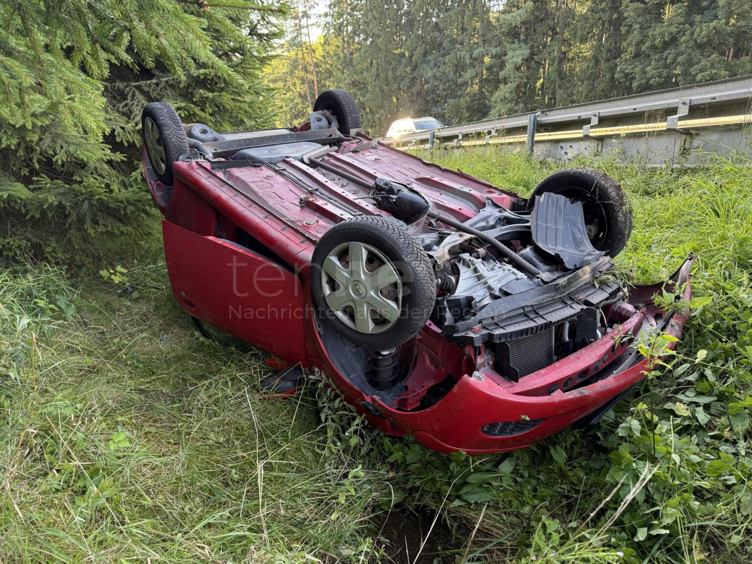 HOHENWART - 🚗 Spektakulärer Unfall am Donnerstag (07.08.2025)! 22-Jähriger verliert aus Unachtsamkeit Kontrolle - Auto landet nach Überschlag auf dem Dach! 🔄