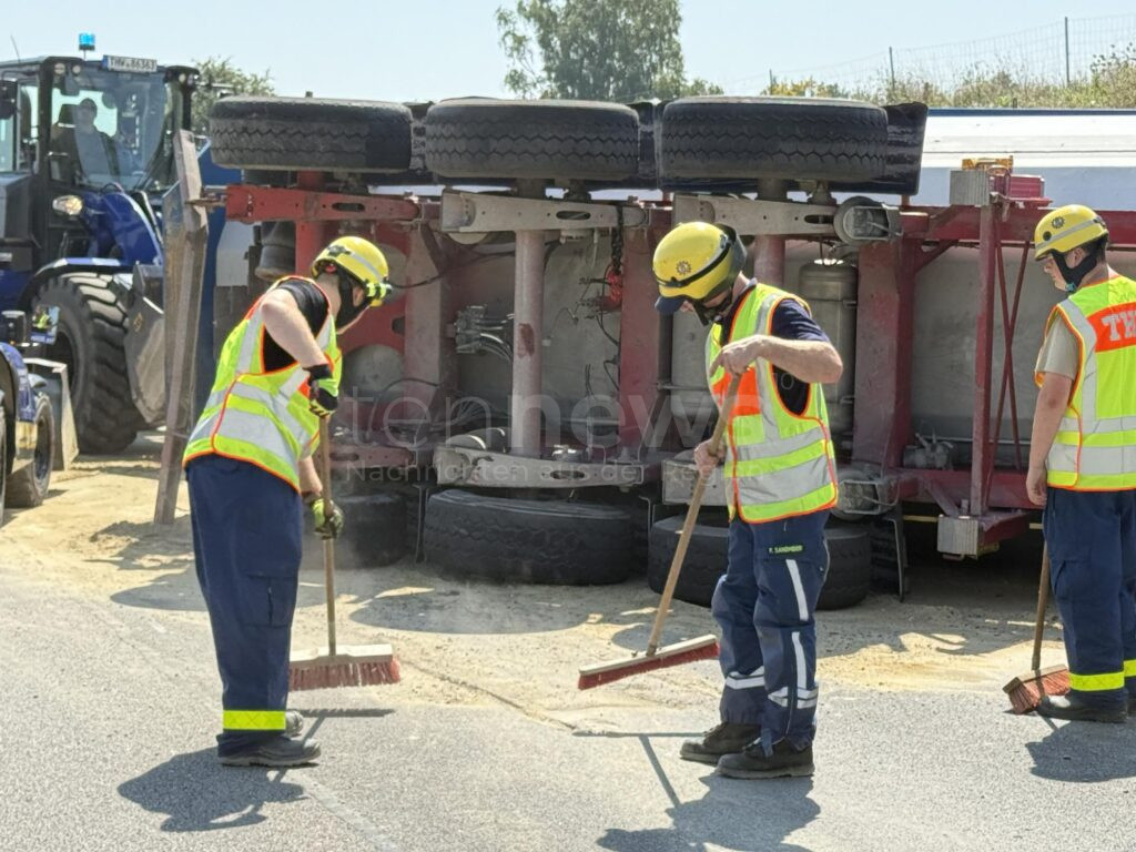 A8 BEI OLCHING - 🚛 Schwerer Unfall auf der A8 am Dienstagvormittag (12.08.2025)! Lastwagen voller Sand kippt um - Rettungshubschrauber landet! 🚁