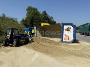 A8 BEI OLCHING - 🚛 Schwerer Unfall auf der A8 am Dienstagvormittag (12.08.2025)! Lastwagen voller Sand kippt um - Rettungshubschrauber landet! 🚁