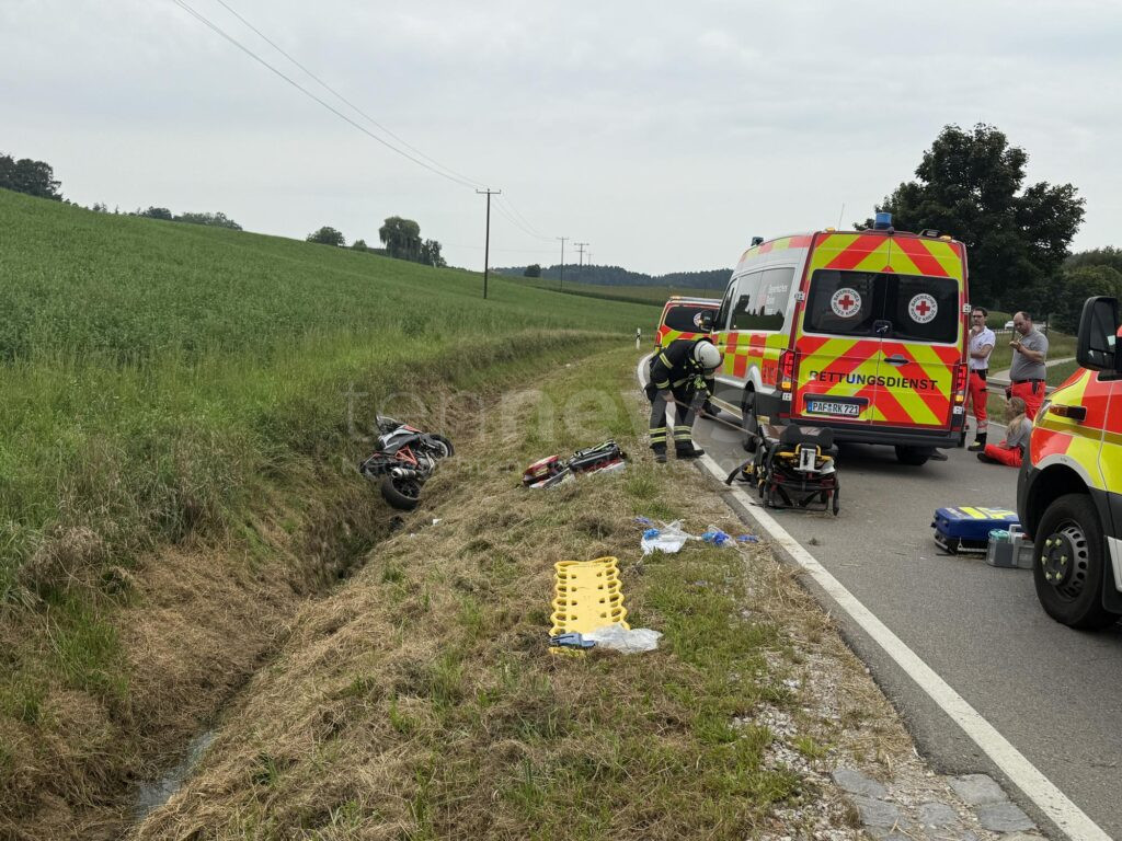 PFAFFENHOFEN AN DER ILM - 🏍 Schwerer Unfall am Samstag (16.08.2025) auf berüchtigtem Schönthaler Berg! Motorradfahrer stürzt nach Überholmanöver! 🚁