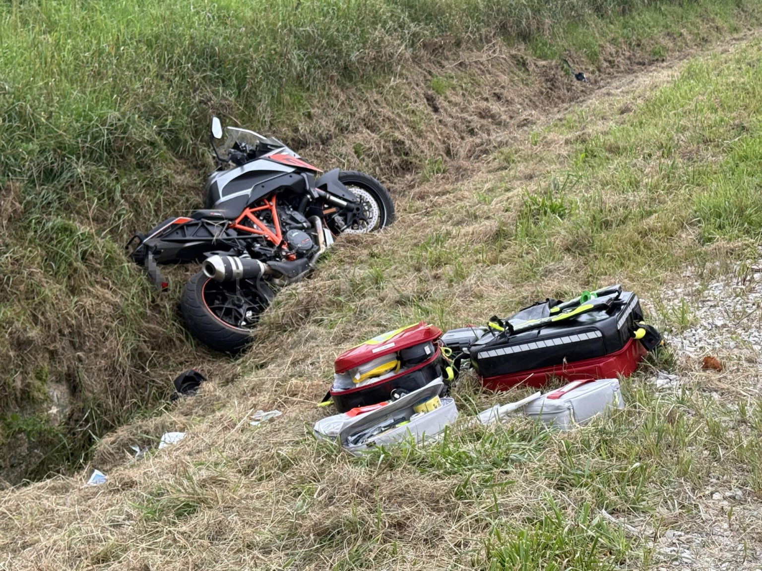 PFAFFENHOFEN AN DER ILM - 🏍️ Schwerer Unfall am Samstag (16.08.2025) auf berüchtigtem Schönthaler Berg! Motorradfahrer stürzt nach Überholmanöver! 🚁