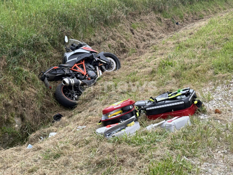 PFAFFENHOFEN AN DER ILM - 🏍 Schwerer Unfall am Samstag (16.08.2025) auf berüchtigtem Schönthaler Berg! Motorradfahrer stürzt nach Überholmanöver! 🚁
