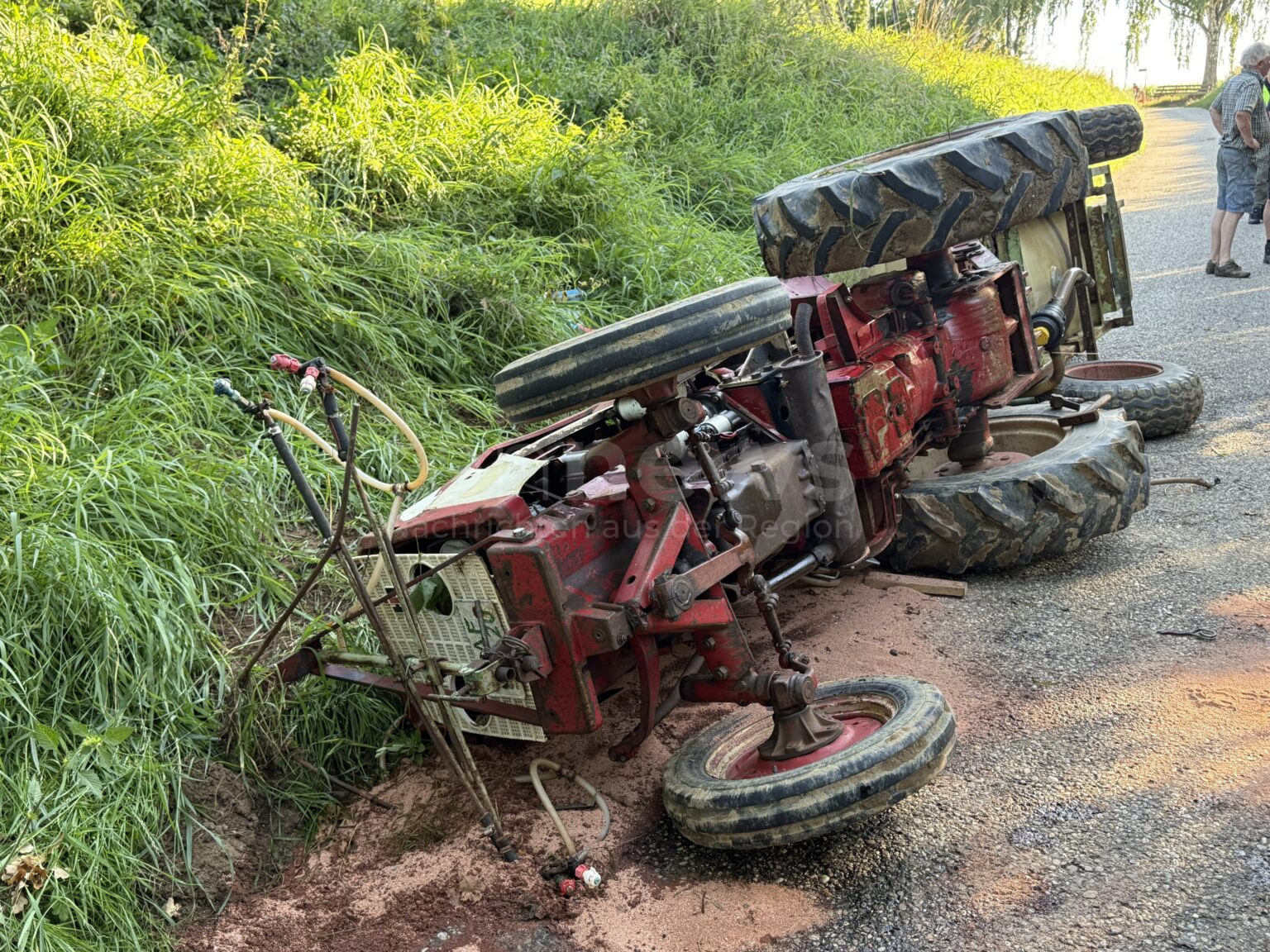 ROHRBACH - 🚜 Traktor stürzt am Montagabend (18.08.2025) Hang hinunter! Landwirt eingeklemmt, Ersthelfer retten Leben! 🚁