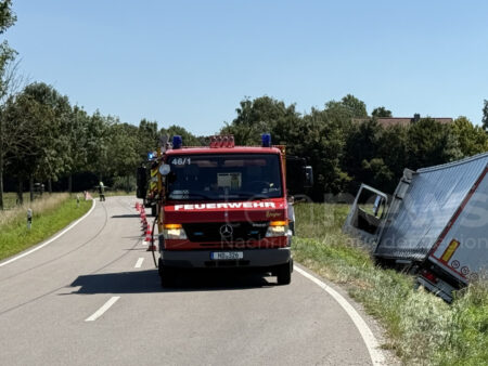 ST2048 BEI KARLSKRON-PROBFELD - 🚚 Bahnübergang ignoriert: Sattelzug kracht in Graben, Straße stundenlang dicht – Feuerwehr und Wasserwirtschaftsamt im Einsatz.