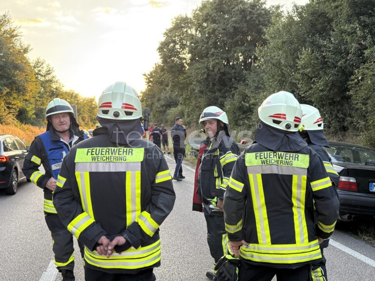 B16 BEI WEICHERING – 🚑 Anhänger überschlägt sich am Freitag (22.08.2025): 23-Jähriger verletzt, Sachschaden, B16 gesperrt, Feuerwehr im Einsatz. 🚨