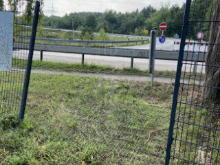 WACKERSDORF - 🚧 Minibagger in der Nacht zum Donnerstag (31.07.2025) vom Firmengelände gestohlen! Polizei sucht Zeugen, Hinweise erbeten. 🛑