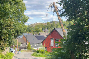 LUDWIGSSTADT - 🚜 Traktorgespann am Mittwoch (07.08.2025) in Stromleitung! Kabel reißt und Mast knickt um - 5.000 Euro Schaden! ⚡